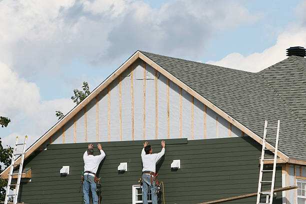 Professional Siding Installation technician working in Elizabethtown, NC